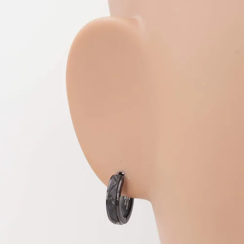 Vista 2 de Pendientes de aro para hombre de acero inoxidable con rayas en zigzag, color dorado, borde biselado negro