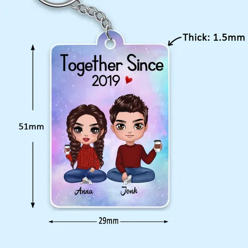 Vista 6 de NAZENTI Muñeca personalizada para pareja, con llavero acrílico sentado junto, canción de código QR favorita personalizada, regalo de pareja, llavero