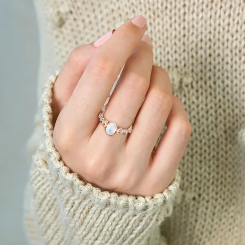 Vista 5 de Anillo de plata de ley con piedra lunar auténtica, anillo de fase lunar ovalada, circonita cúbica, anillo minimalista para mujeres y niñas con caja