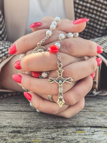 Vista 2 de Perlas blancas Collar de Rosario Católico Nuestra Rosa Flores Rojas Centro de la Medalla y Cruz
