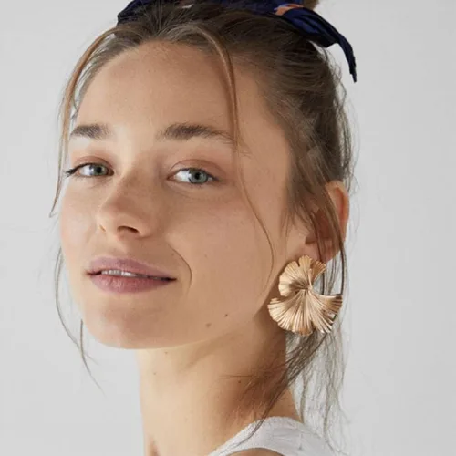 Vista 6 de Aretes de hoja de ginkgo para mujer, bonitos aretes de pétalos de flores, aretes colgantes de pétalos florales bohemios, hipoalergénicos, aretes