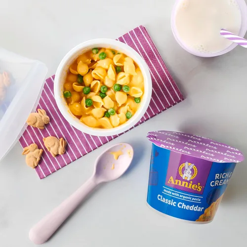 Vista 3 de Annie's Classic Cheddar Deluxe - Macarrones con queso para microondas ricos y cremosos con pasta orgánica, 4 unidades, tazas de 2.6 onzas