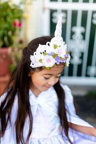 Vista 2 de Little Adventures Accesorio de disfraz de princesa de unicornio con corona suave