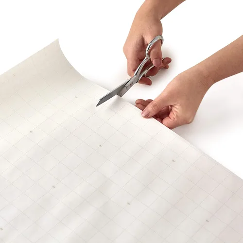 Vista 7 de Hallmark - Papel de regalo de Navidad negro con líneas de corte en el reverso (3 rollos: 11.2 m2) Papá Noel retro, cuadros de búfalo blanco y negro