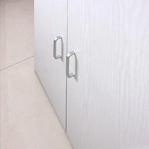 Vista 4 de Papel de contacto de grano de madera, madera blanca texturizada, revestimiento de vinilo autoadhesivo para estantes de cocina, encimeras, cajones