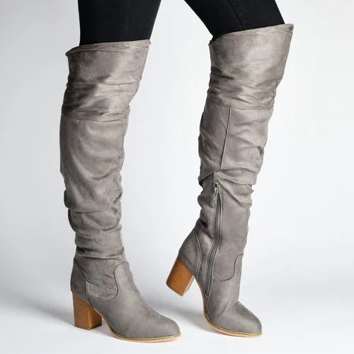 Vista 6 de Journee Collection Botas Kaison de cuero vegano con cremallera sobre la rodilla y tacón de bloque para mujer regular y ancha