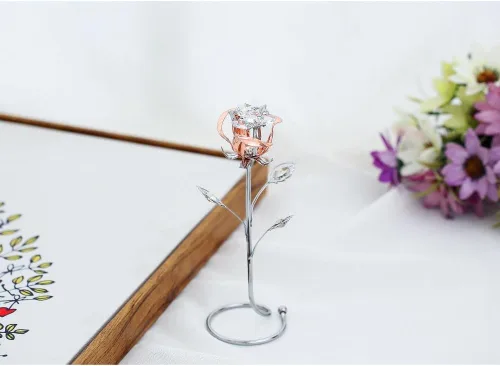 Vista 3 de Matashi Adorno de mesa de metal rosa chapado en oro cromado y rosa con cristales transparentes, elegante regalo de decoración del hogar para mamá