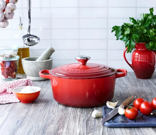 Vista 5 de Le Creuset Horno holandés redondo de hierro fundido esmaltado, 3.5 cuartos de galón, cereza
