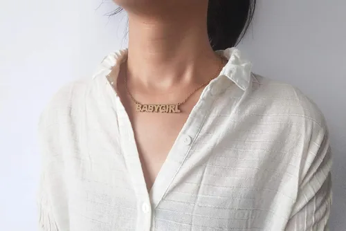 Vista 2 de A Missing Dog Collar con nombre de letra inicial con diseño de Halloween horrible de sangre.