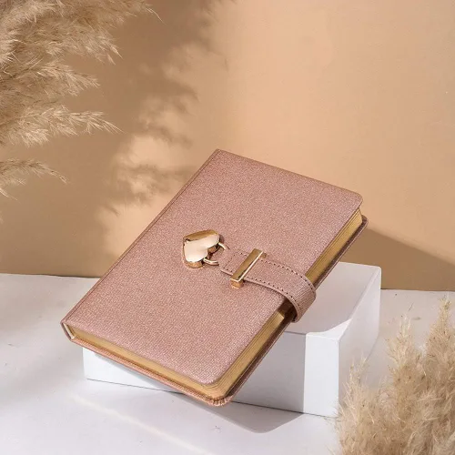 Vista 5 de Diario con cerradura en forma de corazón con llave, cubierta de cuero sintético, organizador personal, cuaderno secreto para niñas y mujeres