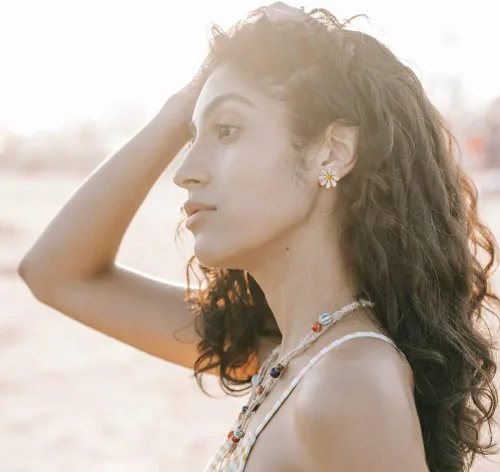 Vista 6 de Aretes de tuerca con diseño de margarita. Bonitos aretes colgantes de crisantemo con diseño de flor de sol para mujer