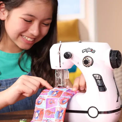 Vista 5 de Miraculous Ladybug - Máquina de Coser Mini de Marinette para Principiantes y Niños, Máquina Portátil de Doble Velocidad con Tela de Miraculous