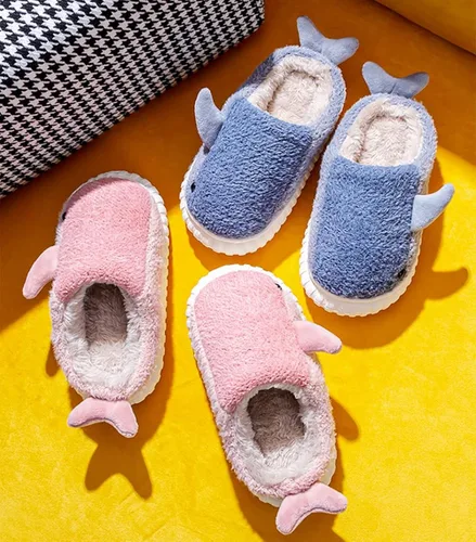 Vista 3 de Cozomiz Pantuflas para niños y niñas, lindas pantuflas de delfín para invierno, con forro de piel sintética, cálidas, antideslizantes