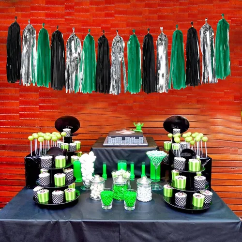 Vista 2 de Guirnalda de borlas negras y verdes plateadas – 15 piezas de suministros de fiesta de fútbol, borlas de graduación, decoraciones de fondo