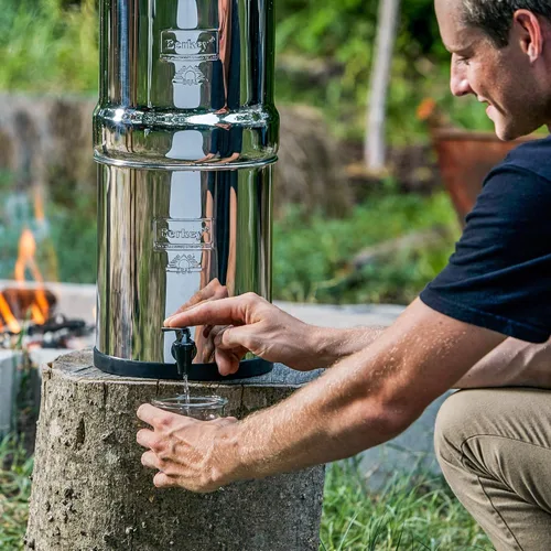Vista 5 de Big Berkey Sistema de Filtro de Agua de Acero Inoxidable Alimentado por Gravedad para Encimera de 2.25 Galones con 2 Auténticos Filtros Black Berkey