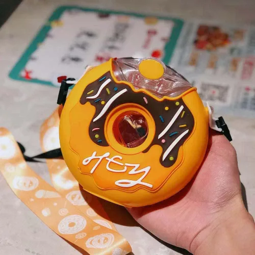 Vista 3 de JHTPSLR Botella de agua Kawaii Donut con popote para niños y niñas, bonita tetera portátil con correa sin BPA a prueba de fugas, taza de agua