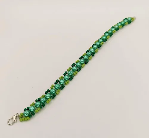 Vista 2 de Elegante brazalete para dama hecho a mano de perlas fantasia y cuentas de vidrio de 8" de largo, ideal para regalo, se envía empaque según muestra.