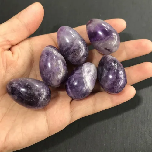 Vista 2 de Erliway Huevos de cristal de amatista natural para el día de Pascua, huevo de piedra de palma de 1.2 x 0.8 pulgadas, piedras preciosas pulidas