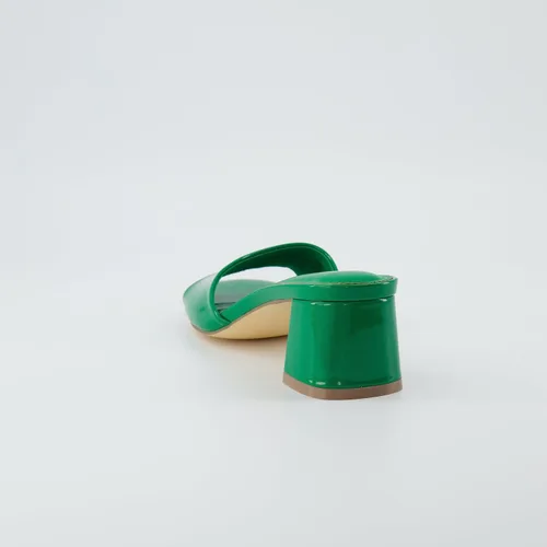 Vista 5 de CUSHIONAIRE Sandalias de vestir Taboo de una banda para mujer con espuma viscoelástica y anchos disponibles
