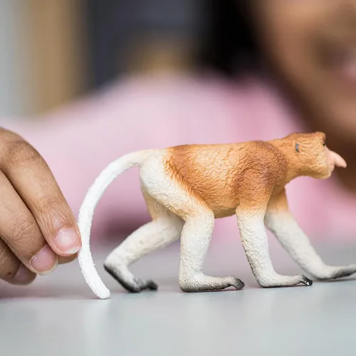 Vista 2 de Schleich Wild Life - Figura realista de mono Proboscis – Auténtico y altamente detallado juguete de animales salvajes, duradero para la educación