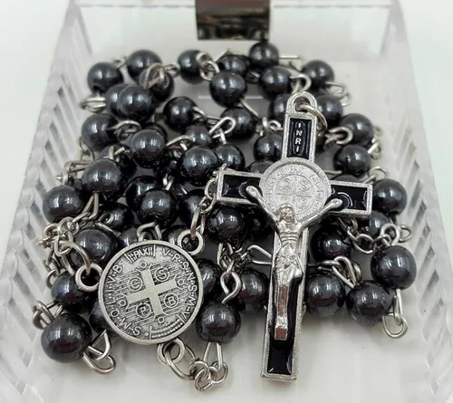 Vista 3 de TALISMAN4U Collar de rosario católico con cuentas de hematita negra medalla de San Benito y crucifijo de cruz en caja de regalo
