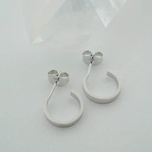 Vista 3 de HONEYCAT Huggie Hoops Pendientes en oro, oro rosa o plata Joyería minimalista y delicada