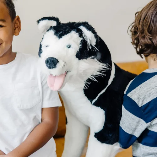 Vista 2 de Perro de peluche realista Melissa & Doug, raza husky siberiano gigante (más de 2 pies de altura)