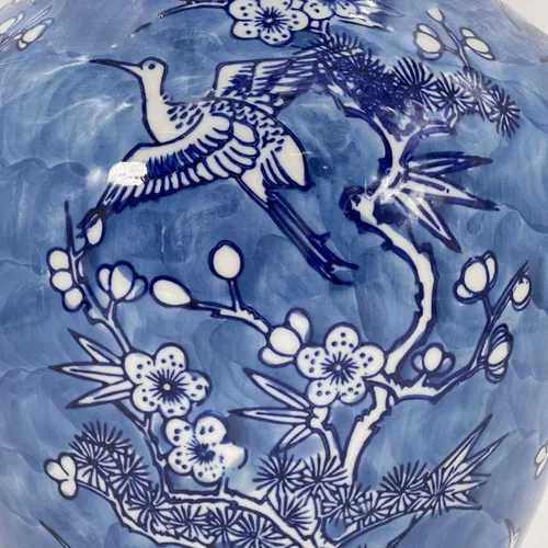 Vista 4 de Galt International Jarrón de Cerámica Floral de Grulla Chinoiserie Blanco y Azul de 14" - Jarrón Antiguo Pintado a Mano de Porcelana Estilo Chino