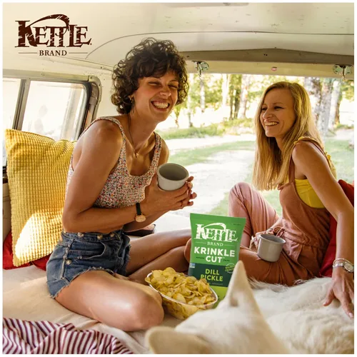 Vista 5 de Kettle Brand Papas fritas, corte Krinkle, chips de pepinillo de eneldo, 7.5 onzas