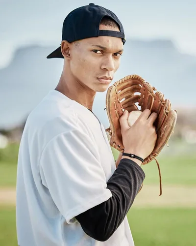Vista 3 de Tarsus Regalos de béisbol/fútbol/fútbol para niños, pulsera trenzada de cruz de fe, regalos de cumpleaños de Navidad para niños y hombres