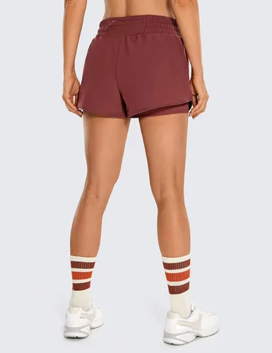Vista 2 de CRZ YOGA Pantalones cortos de entrenamiento de cintura media para mujer con forro de 3 pulgadas - 2 en 1, pantalones cortos deportivos de tenis