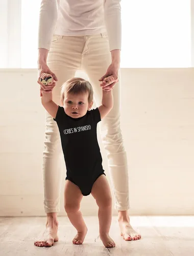 Vista 3 de CBTwear Lloros en español - Familia bilingüe divertida - Lindo body de bebé de una pieza