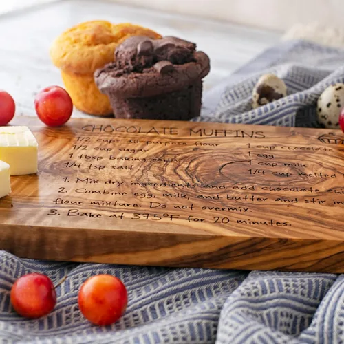 Vista 8 de Forest Decor Tabla de carne de madera de olivo con ranura para jugos, tabla de cortar recetas hecha a mano, tablero grabado de recetas