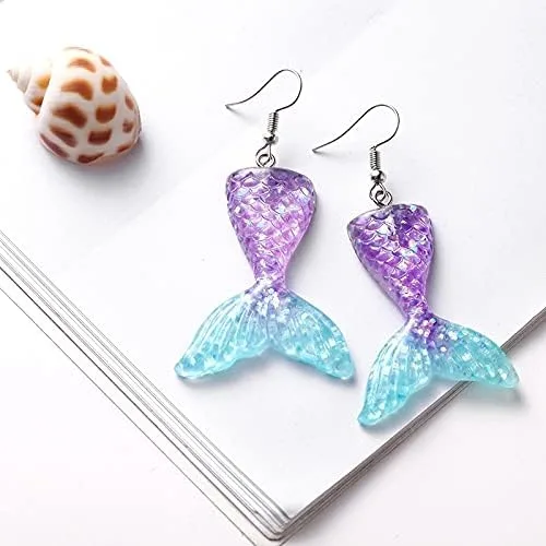 Vista 5 de Yissw Juego de 2 aretes coloridos de resina con cola de sirena y cola de pez de dibujos animados para niñas y mujeres, Resina, Resina