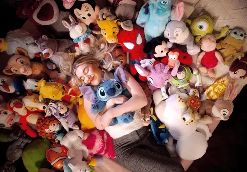 Vista 8 de Disney Store Juguete oficial de ángel mediano suave para niños, personaje de peluche con textura mullida y detalles bordados, orejas flexibles