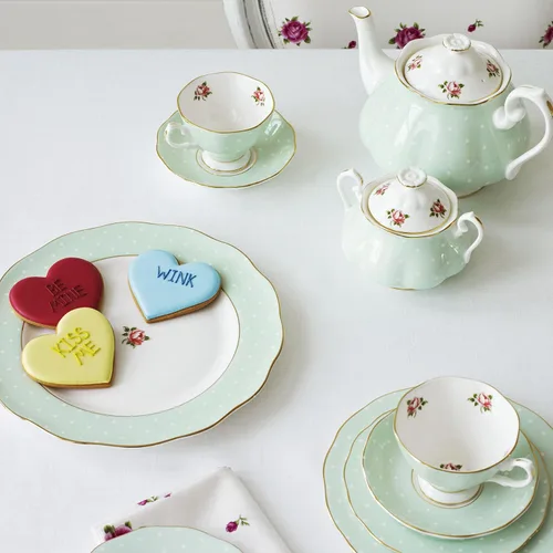 Vista 2 de Royal Albert Polka Rose - Juego de 3 piezas (taza de té, platillo y plato de 8 pulgadas)
