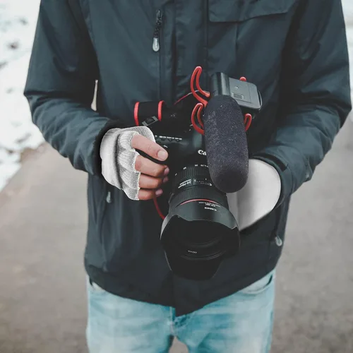 Vista 4 de Achiou Guantes de invierno sin dedos para hombres y mujeres, guantes convertibles cálidos de medio dedo con tapa abatible, guantes de punto de concha