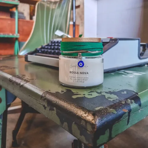 Vista 6 de Bendita Vela Bossa Nova perfumada Vela de cera de coco para una combustión limpia peso neto 5 onzas Vertido a mano en Brasil