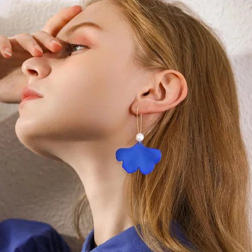 Vista 2 de GBAHFY Aretes bohemios de resina con pétalos de rosa, aretes largos de acrílico escalonados, aretes de borla floral exagerados para mujer