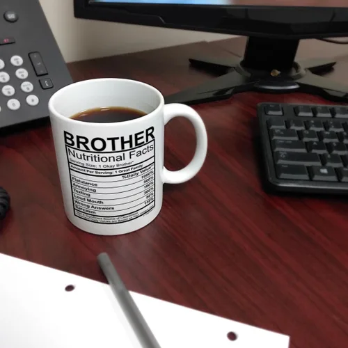 Vista 6 de ThisWear Regalos de graduación para hermano, etiqueta de datos nutricionales, regalos divertidos para hermano, regalo de broma, taza de café