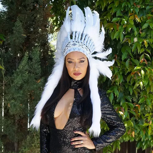 Vista 4 de ZUCKER Tribal Nativo Americano Indio Inspirado Tocado Gran Festival de Plumas Halloween Cosplay Disfraz Blanco