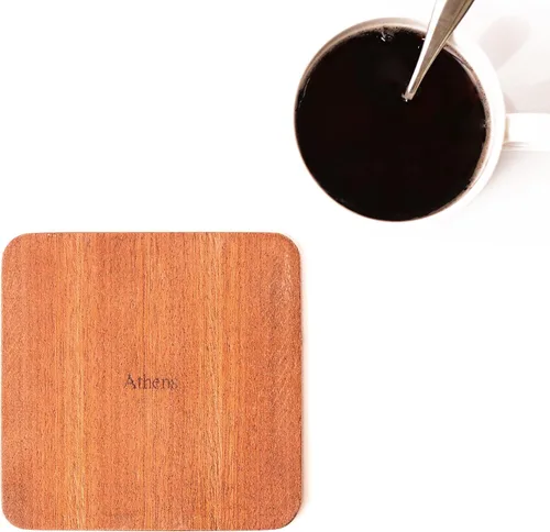 Vista 2 de O3 Design Studio, juego de 4 posavasos de madera Sapele con mapa de la ciudad, hecho a mano