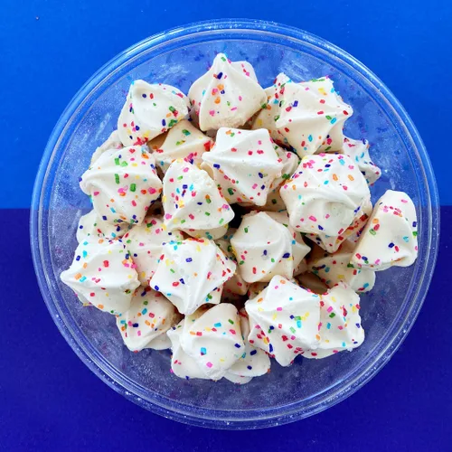 Vista 5 de Krunchy Melts - Galletas de merengue originales - Sabor a pastel de cumpleaños - Merengues - Sin grasa - Sin gluten - Sin nueces - Apto para Keto