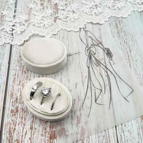 Vista 4 de Caja de anillos de terciopelo ovalada de 3 ranuras - Caja premium para anillos de boda de tres ranuras, organizador de joyería vintage hecho a mano