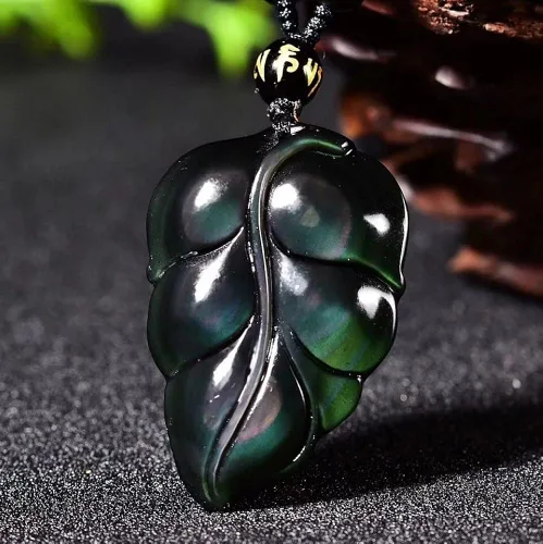 Vista 4 de Collar de yuk yip de hoja de cristal de obsidiana de arcoíris natural con cadena ajustable, Gema, obsidiana