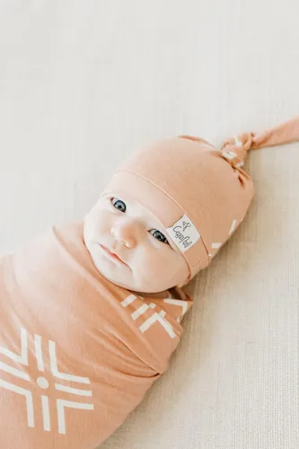 Vista 8 de Copper Pearl Gorro de bebé con nudo superior elástico suave Mesa