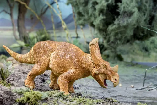 Vista 2 de Safari Ltd. Vagaceratops - Figura detallada de dinosaurio de 6.25 pulgadas, juguete educativo para niños, niñas y niños a partir de 3 años