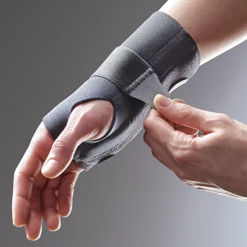 Vista 9 de Muñequera estabilizadora de compresión FUTURO, para mano derecha, tamaño pequeño/mediano, proporciona soporte a muñecas lesionadas, diseño fácil