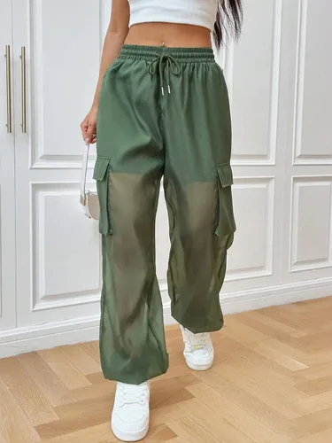 Vista 4 de OYOANGLE Pantalones cargo de malla transparente con cordón en la cintura y bolsillo con solapa para mujer
