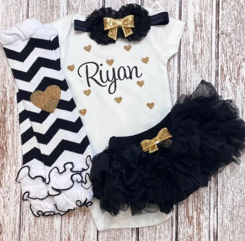 Vista 3 de Traje personalizado de baby girl para baby shower, con nombre personalizado con purpurina y corazón, tutú con diadema y calentadores de piernas